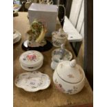 A QUANTITY OF CHINA AND CERAMIC ITEMS TO INCLUDE A BOXED CHERISHED TEDDIES BEVERLY AND LILA 'WE WISH
