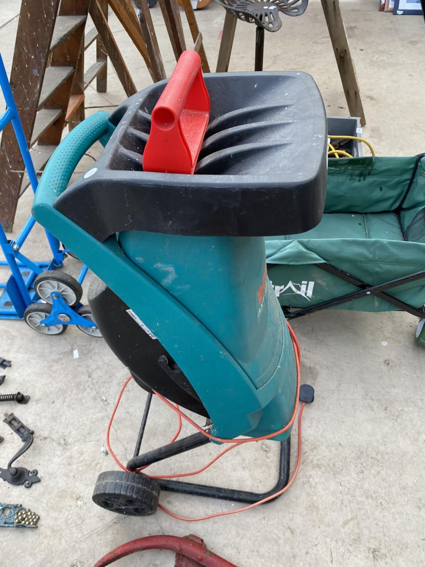 A BOSCH AXT RAPID 200 ELECTRIC GARDEN SHREDDER - Image 2 of 2