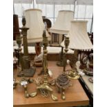 AN ASSORTMENT OF TABLE LAMPS TO MAINLY INCLUDE BRASS LAMPS AND ONE TREEN LAMP ETC
