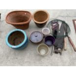 AN ASSORTMENT OF GARDEN ITEMS TO INCLUDE GLAZED AND TERRACOTTA POTS AND GARDEN TOOLS ETC