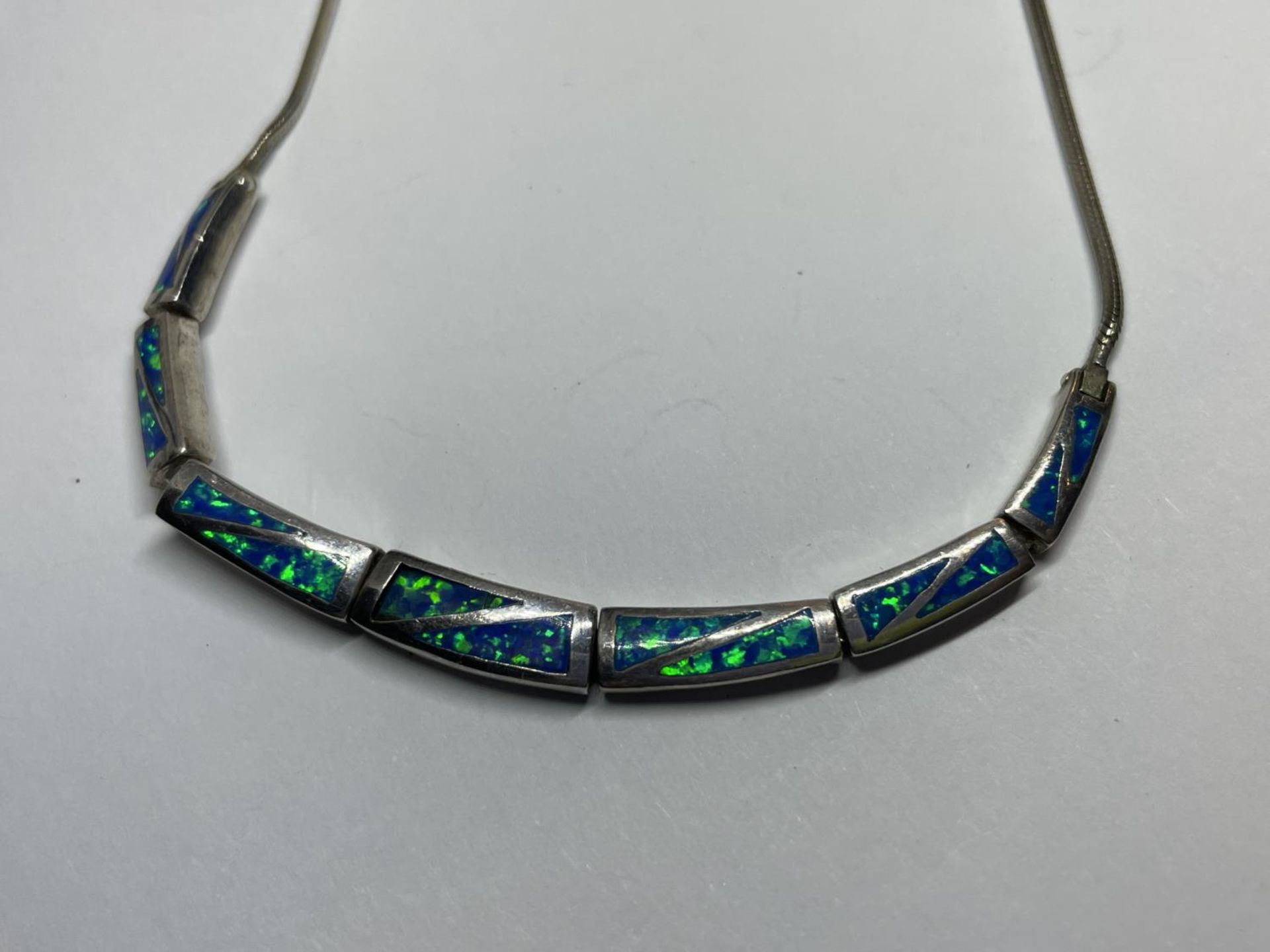 A MARKED SILVER AND MALACHITE NECKLACE IN A PRESENTATION BOX - Image 2 of 3