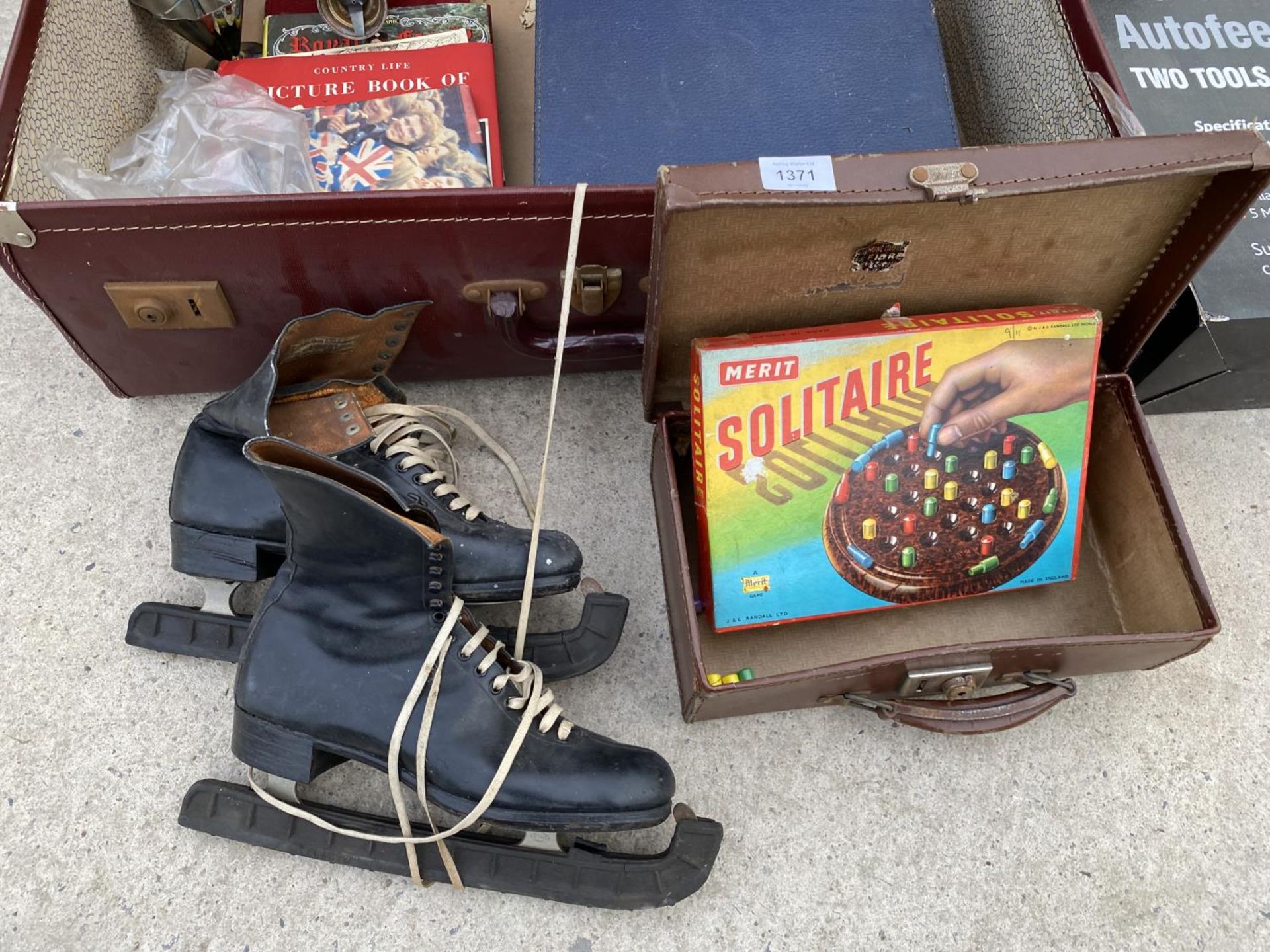 A LARGE ASSORTMENT OF VINTAGE ITEMS TO INCLUDE ICE SKATES, AN EPNS TROPHY AND BOOKS ETC - Image 2 of 3