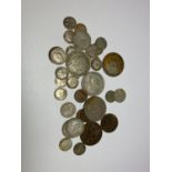 A MIXED COLLECTION OF SILVER AND FURTHER COINS, PRE 1920 THREEPENCES, ASSORTED 1920-1947 HALF SILVER