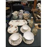 A QUANTITY OF CERAMIC AND CHINA ITEMS TO INCLUDE A SADLER LIDDED SUGAR BOWL AND JUG WITH A CRINOLINE