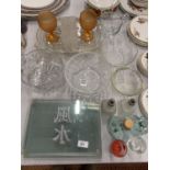 A QUANTITY OF GLASSWARE TO INCLUDE BOWLS, PLACEMATS, GLASSES, A TRAY, OIL JUGS, ETC