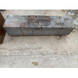 A VINTAGE WOODEN JOINERS CHEST CONTAINING TOOLS TO INCLUDE PLIERS, CALIPERS AND SAWS ETC