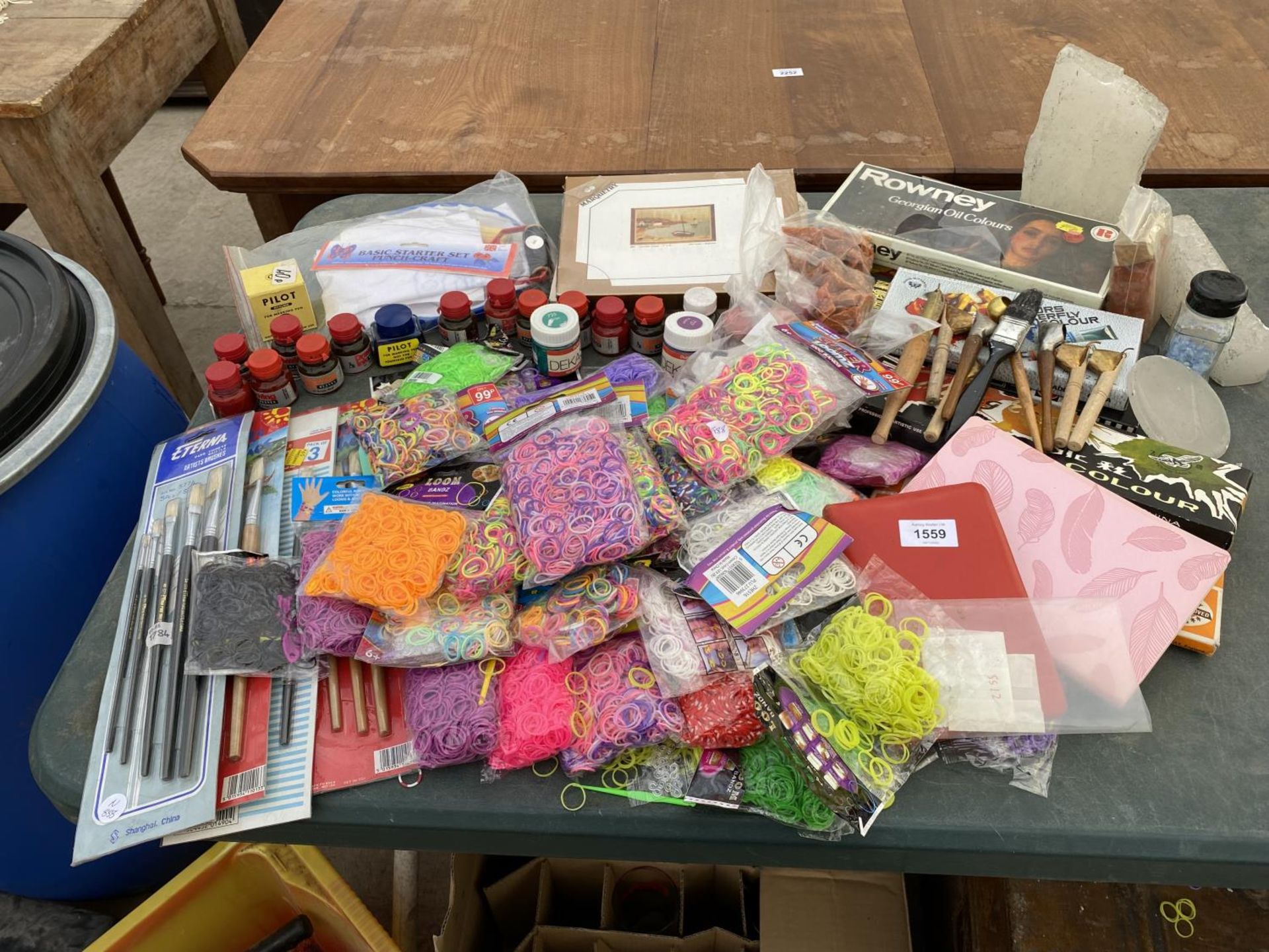 A LARGE QUANTITY OF CRAFTING ITEMS TO INCLUDE DRAWING INK, PAINT BRUSHES, WATER COLOURS AND LOOM