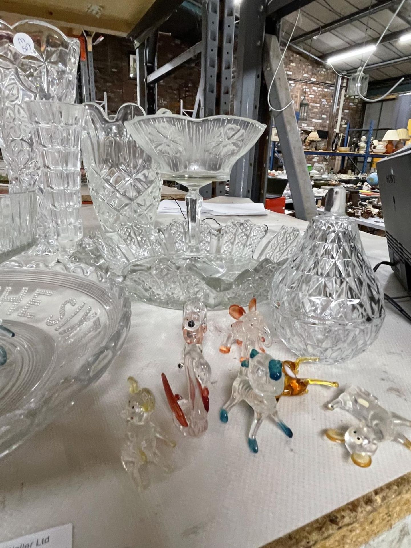 A QUANTITY OF GLASSWARE TO INCLUDE COLOURED ANIMALS, VASES, BOWLS AND PEAR SHAPED TRINKET - Image 3 of 4