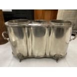 AN ART NOUVEAU STYLE PEWTER METAL TWO BOTTLE WINE COOLER WITH CENTRAL SECTION FOR ICE, 20 X 42CM