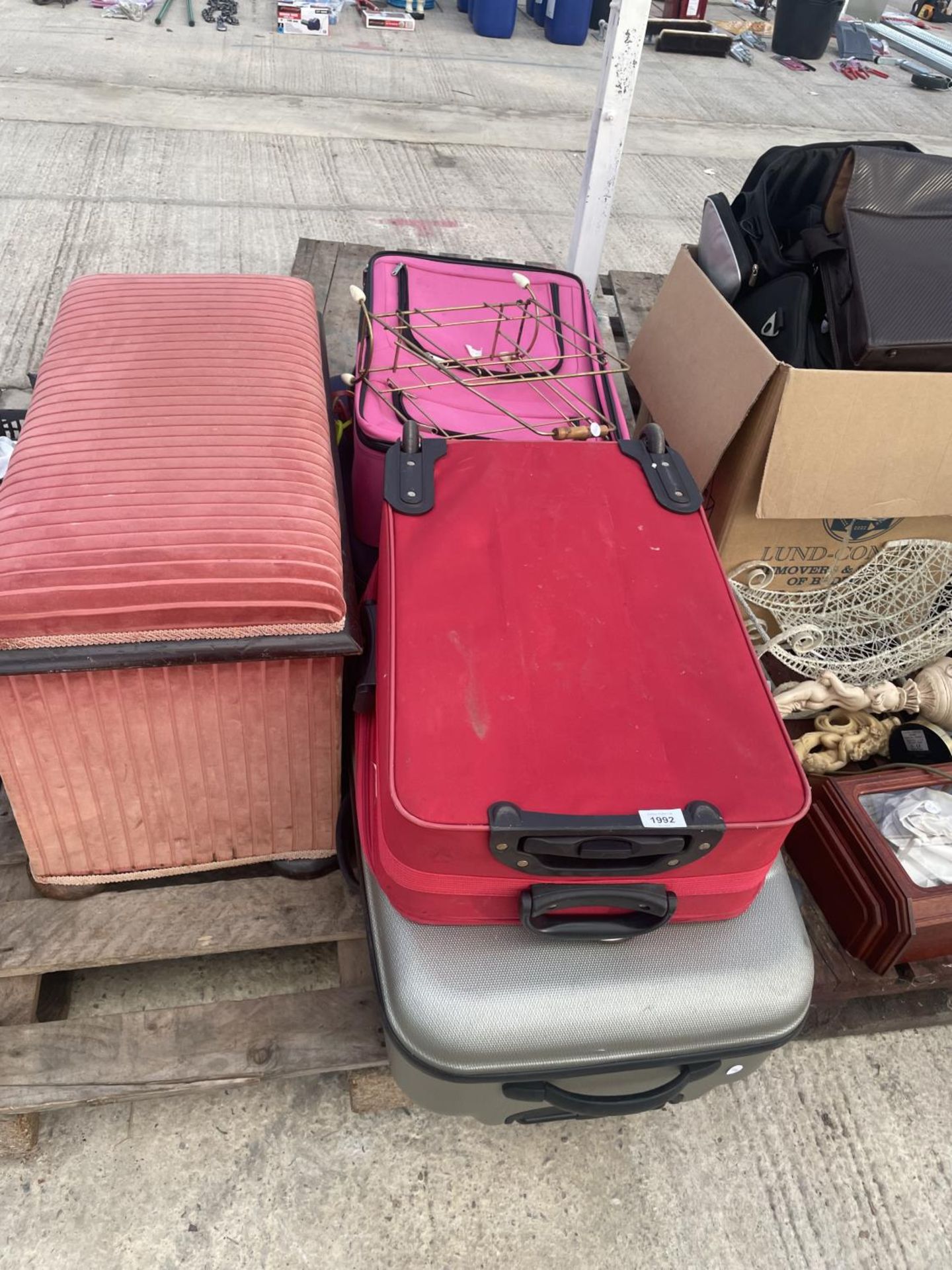 AN ASSORTMENT OF HOUSEHOLD CLEARANCE ITEMS TO INCLUDE SUITCASES AND AN OTTOMAN ETC