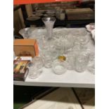 A QUANTITY OF VINTAGE GLASSWARE TO INCLUDE BOWLS, VASES, DESSERT DISHES, LIDDED POTS, GLASSES, ETC