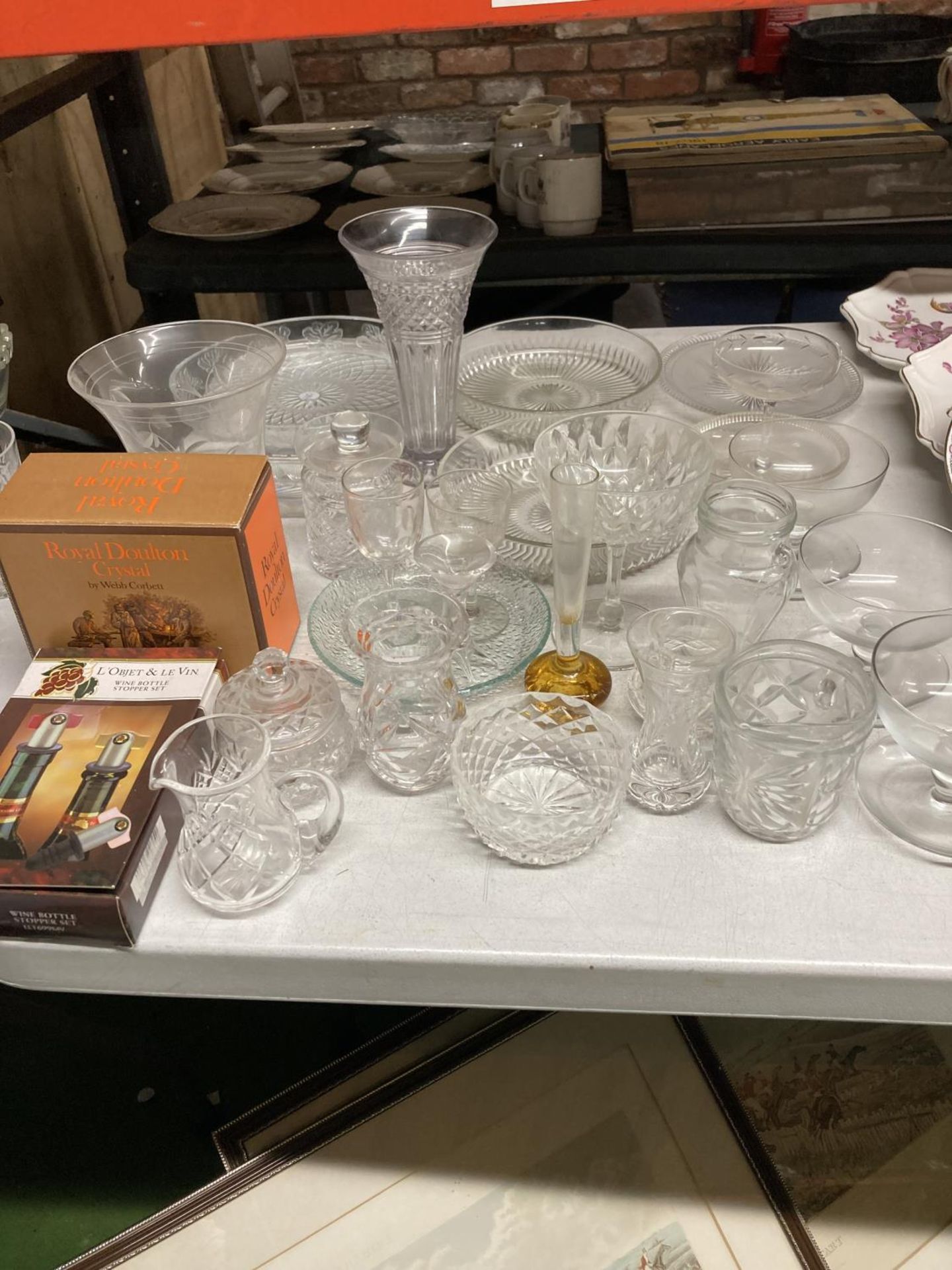 A QUANTITY OF VINTAGE GLASSWARE TO INCLUDE BOWLS, VASES, DESSERT DISHES, LIDDED POTS, GLASSES, ETC