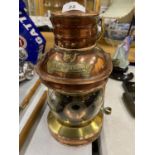A VINTAGE BRASS AND COPPER SHIPS MARITIME LANTERN, 28CM HEIGHT