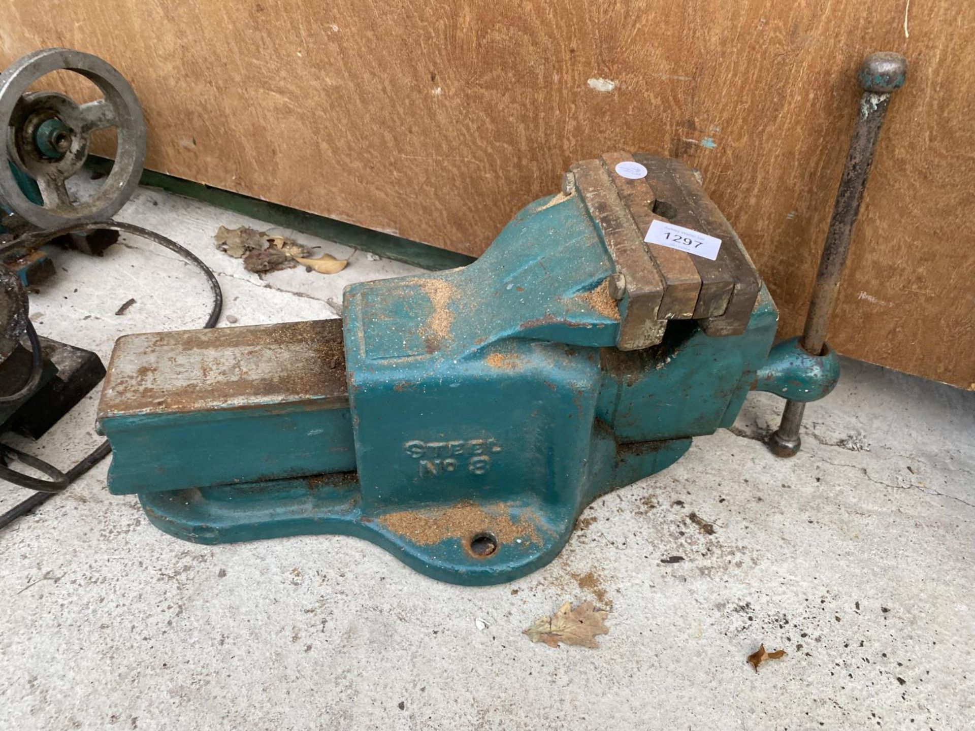 A VINTAGE STEEL NUMBER EIGHT BENCH VICE