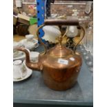 A LARGE COPPER KETTLE WITH ACORN FINIAL HEIGHT APPROX 28CM