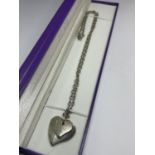 A MARKED SILVER NECKLACE WITH A DOUBLE HEART PENDANT IN A PRESENTATION BOX