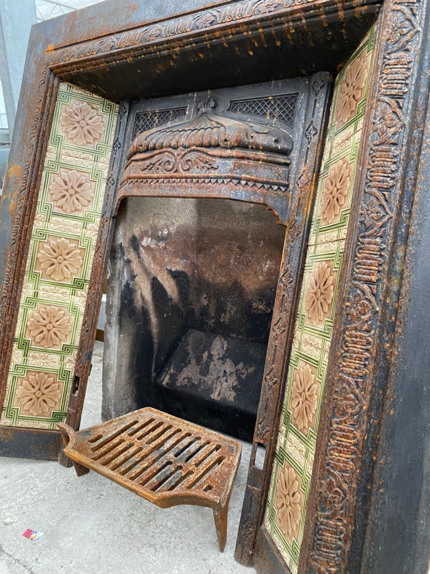 A VICTORIAN CAST IRON FIRE PLACE WITH TILED SURROUND AND FIRE GRATE (H:97CM W:97CM) - Image 2 of 3