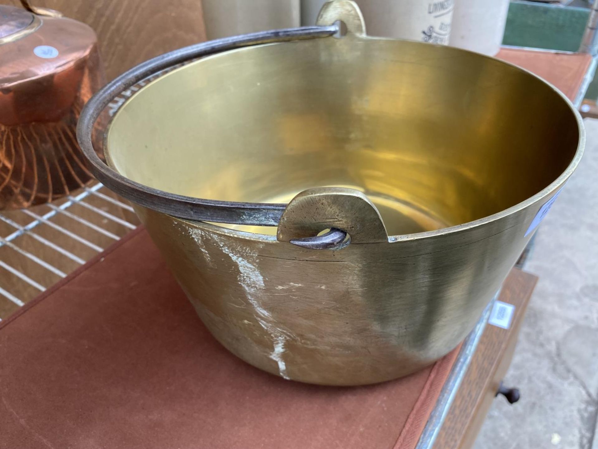 A HEAVY BRASS JAM PAN AND A COPPER KETTLE - Image 2 of 2