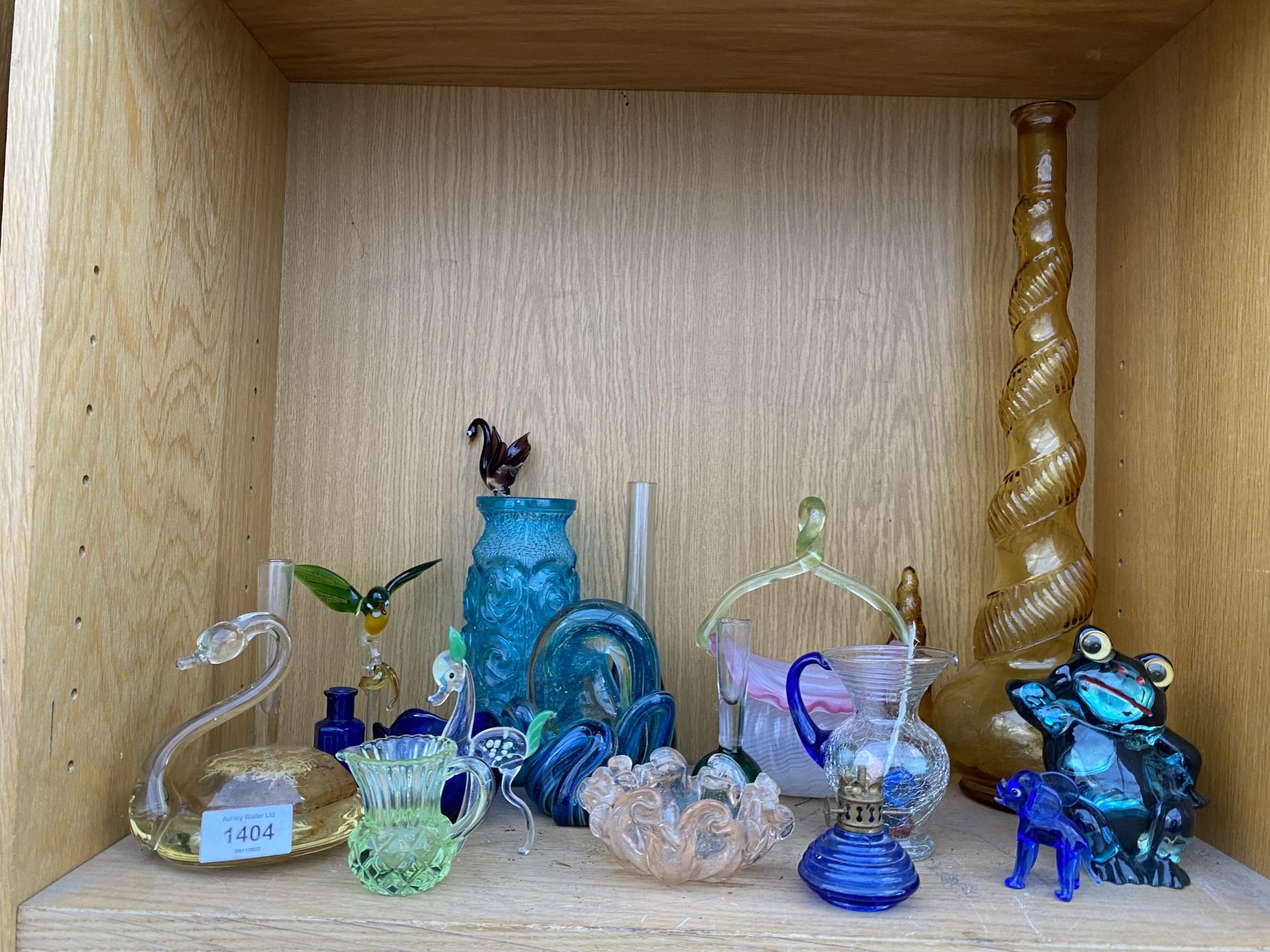 AN ASSORTMENT OF COLOURED GLASS ITEMS TO INCLUDE ANIMAL FIGURES, A LARGE BOTTLE WITH STOPPER AND