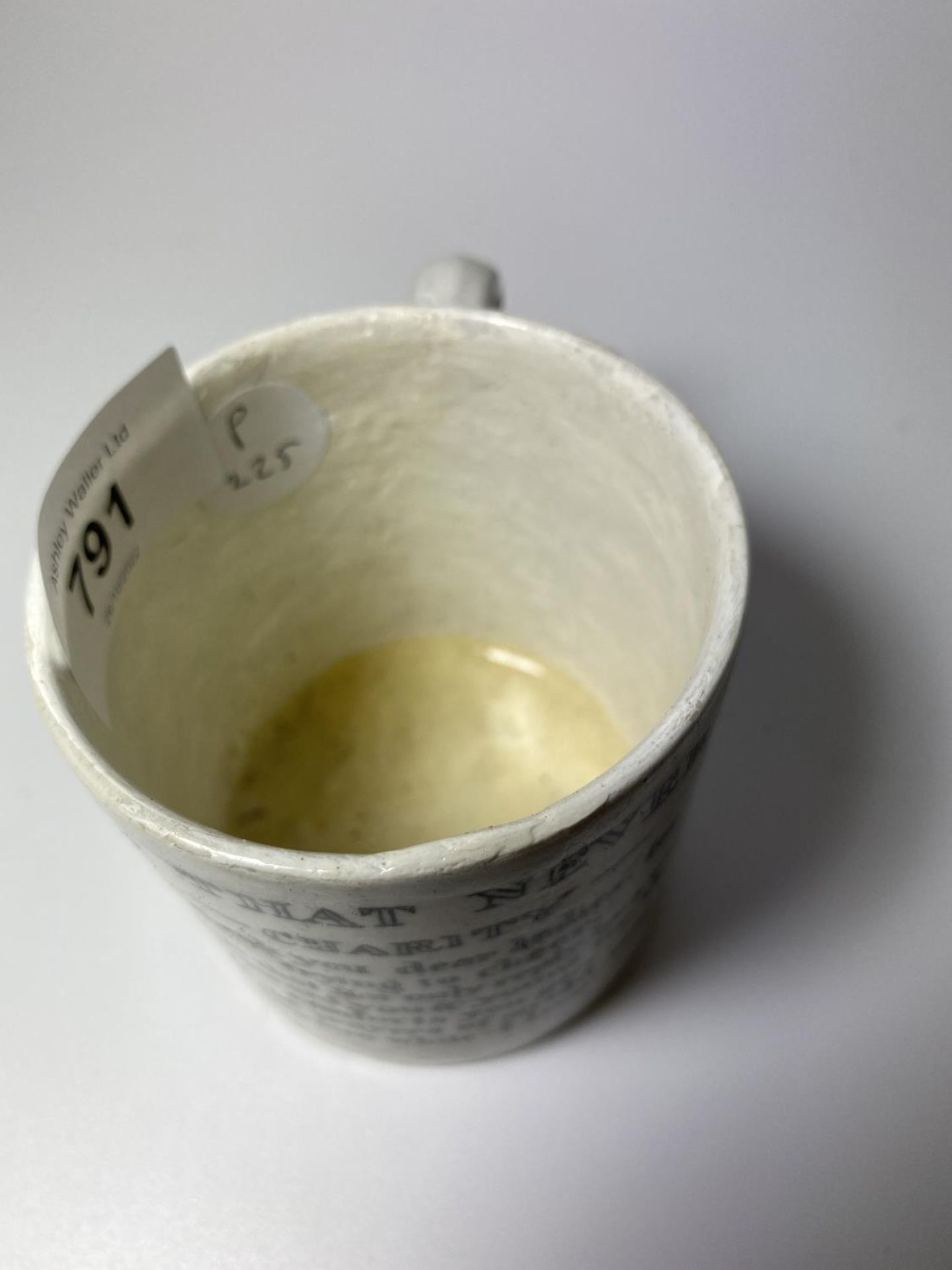AN EARLY 19TH CENTURY POTTERY POEM CUP / MUG - 'FLOWERS NEVER FADE' (A/F) - Image 3 of 4