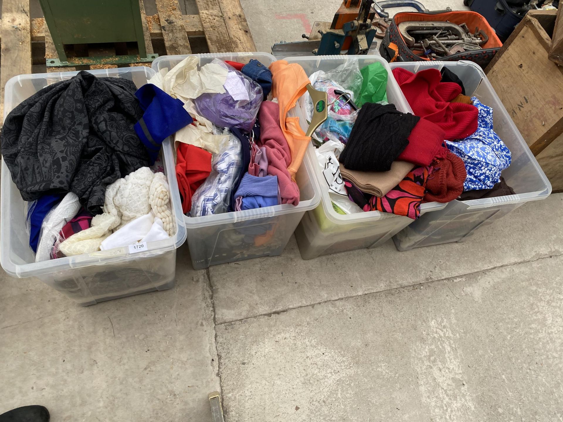 A LARGE ASSORTMENT OF LADIES CLOTHES