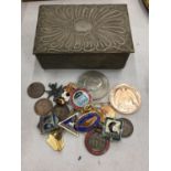 A DECORATIVE PEWTER BOX AND CONTENTS TO INCLUDE A CROWN, COINS, ENAMEL BADGES ETC