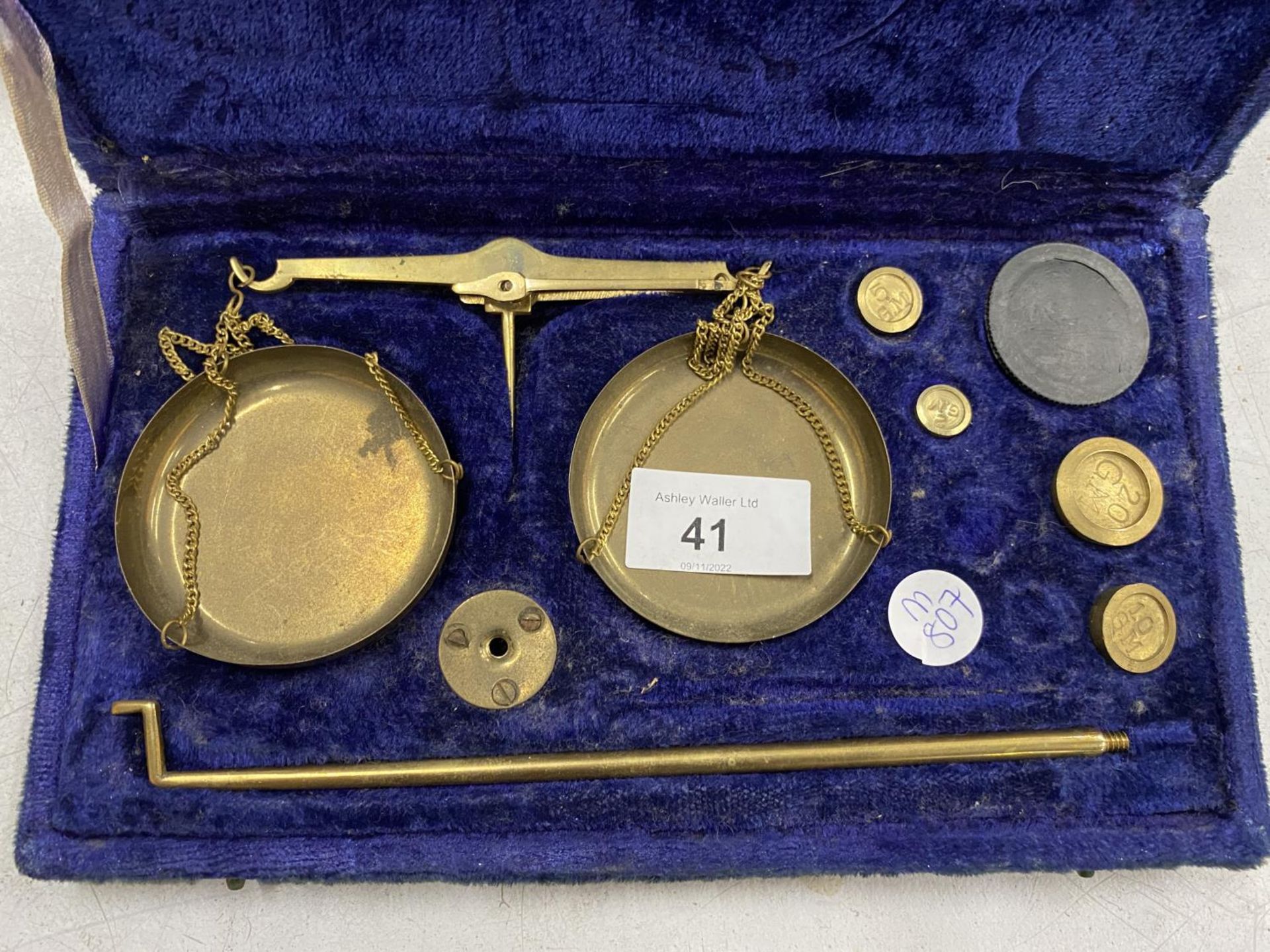 A VINTAGE SET OF BRASS GOLD SCALES IN BLUE CASE - Image 2 of 2