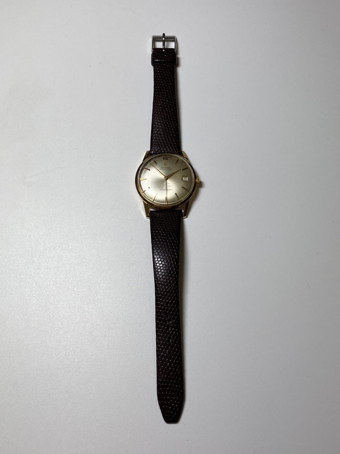 A VINTAGE 1960'S GENTS 9CT GOLD CASED 'CYMA' CYMAFLEX DATE WATCH - Image 3 of 3