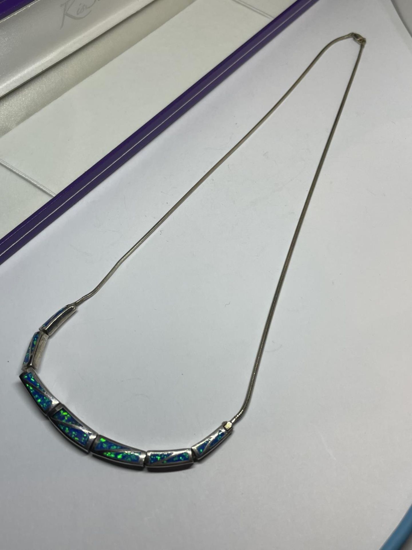 A MARKED SILVER AND MALACHITE NECKLACE IN A PRESENTATION BOX
