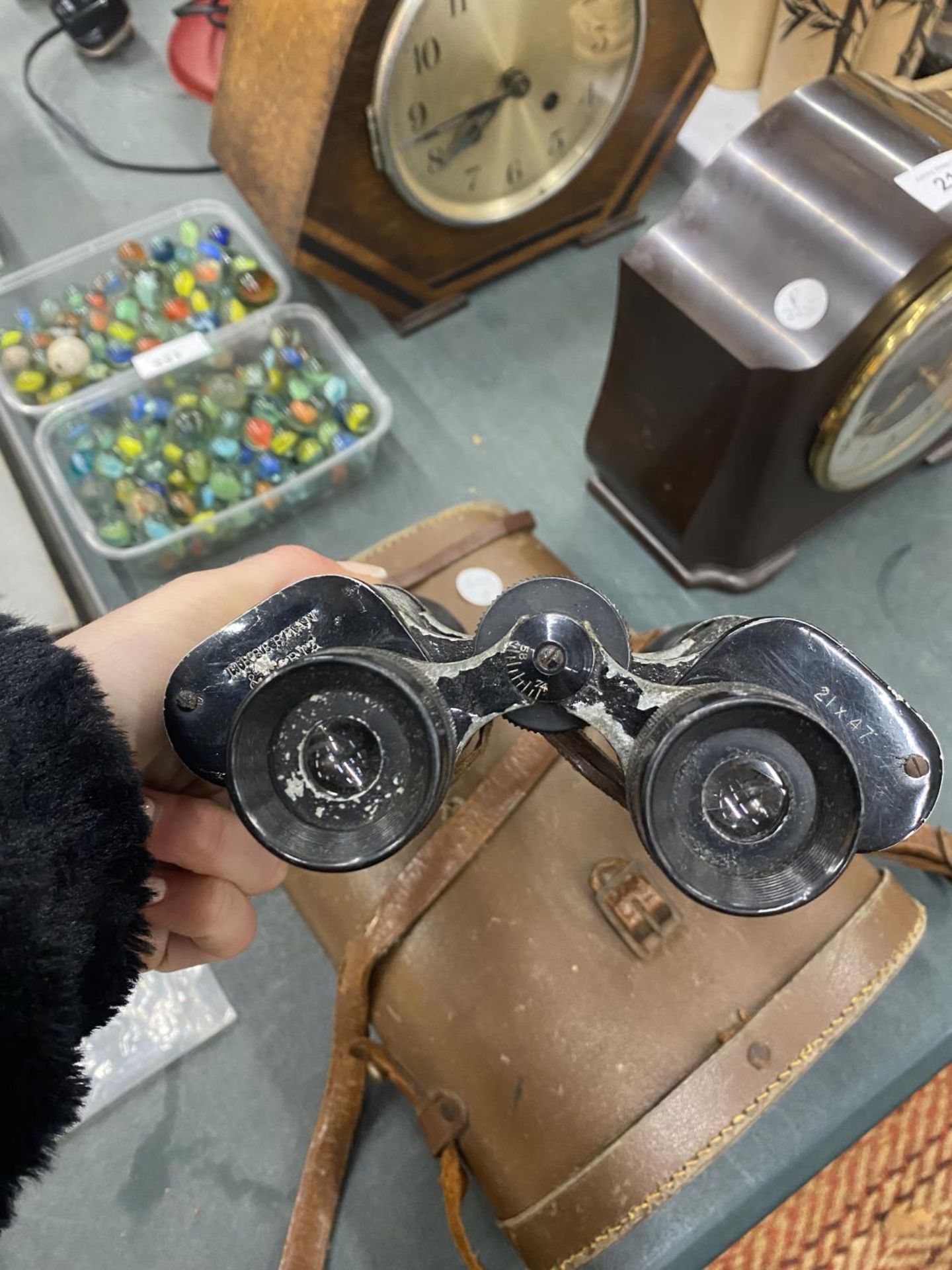 A PAIR OF VINTAGE LIEBERMAN AND GORTZ BINOCULARS IN A CASE - Image 2 of 12