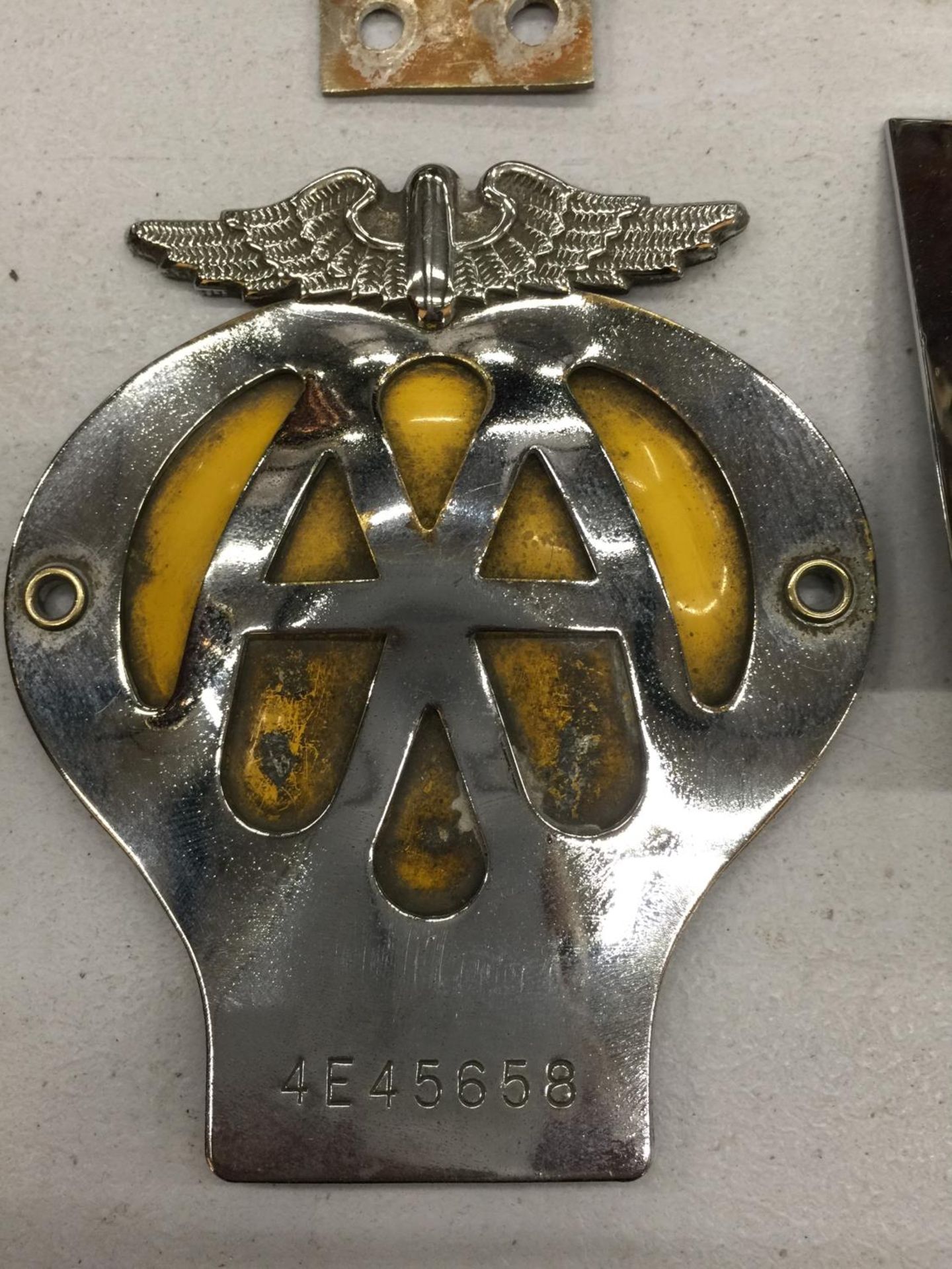 FOUR VINTAGE CAR BADGES TO INCLUDE THREE AA AND AN RAC - Image 2 of 3