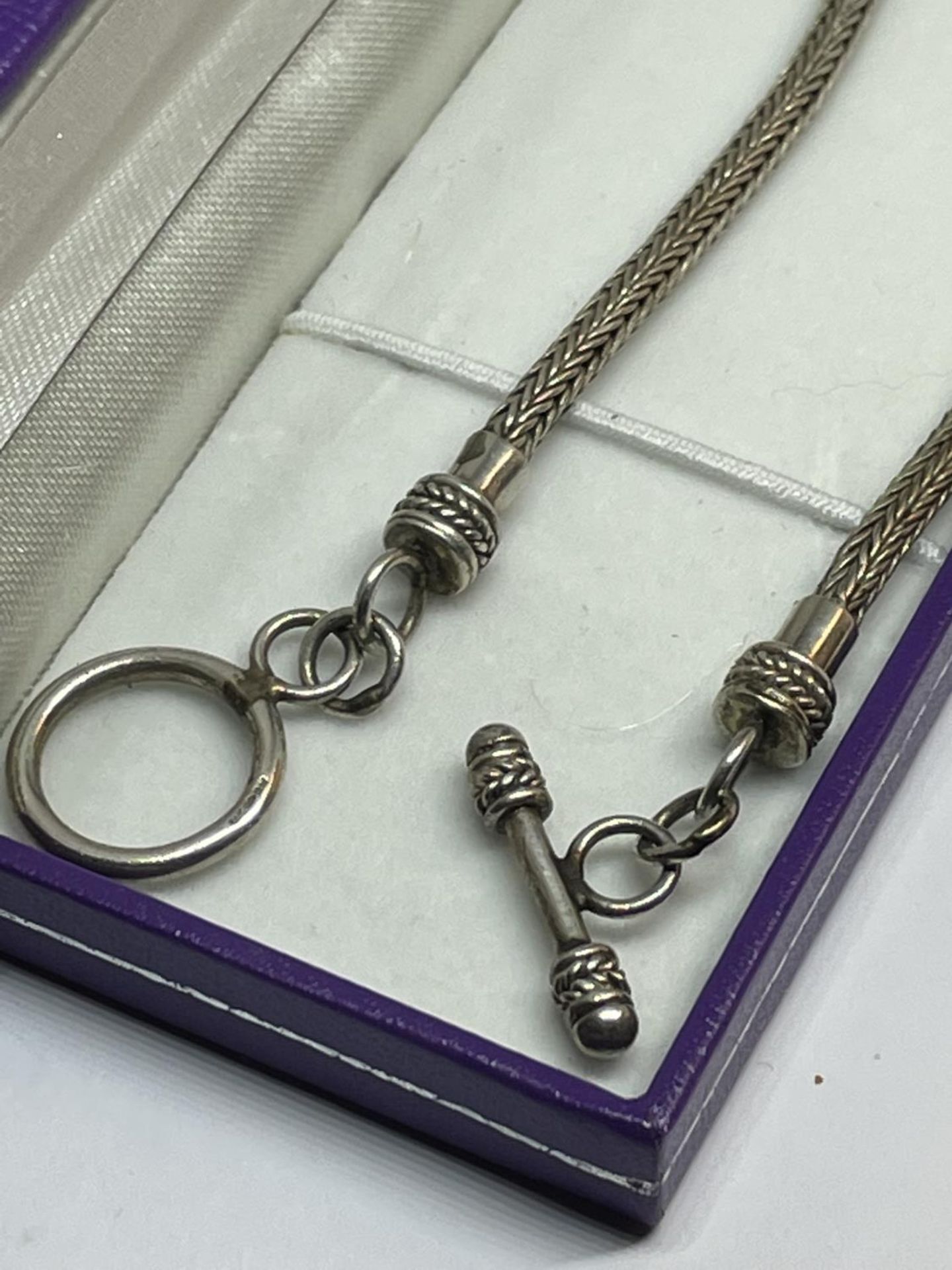 A MARKED SILVER T BAR NECKLACE IN A PRESENTATION BOX - Image 3 of 3