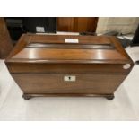 A 19TH CENTURY ROSEWOOD SARCOPHAGUS SHAPED TEA CADDY WITH THREE INNER COMPARTMENTS, 22 X 35 X 17CM
