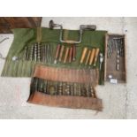A VINTAGE BRACE DRILL, BRACE DRILL BITS AND CHISELS ETC