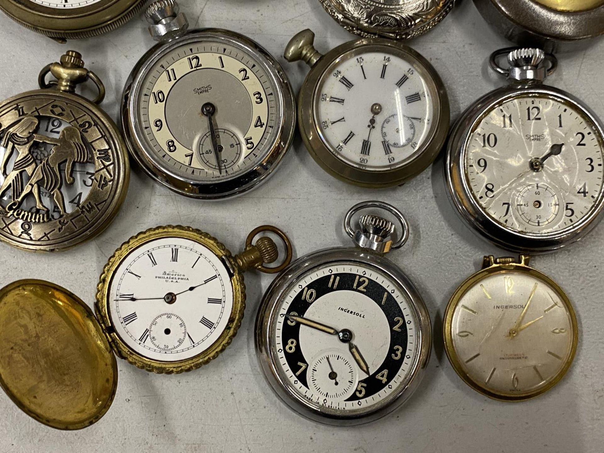 A MIXED GROUP OF MODERN AND VINTAGE POCKET WATCHES - Image 2 of 3