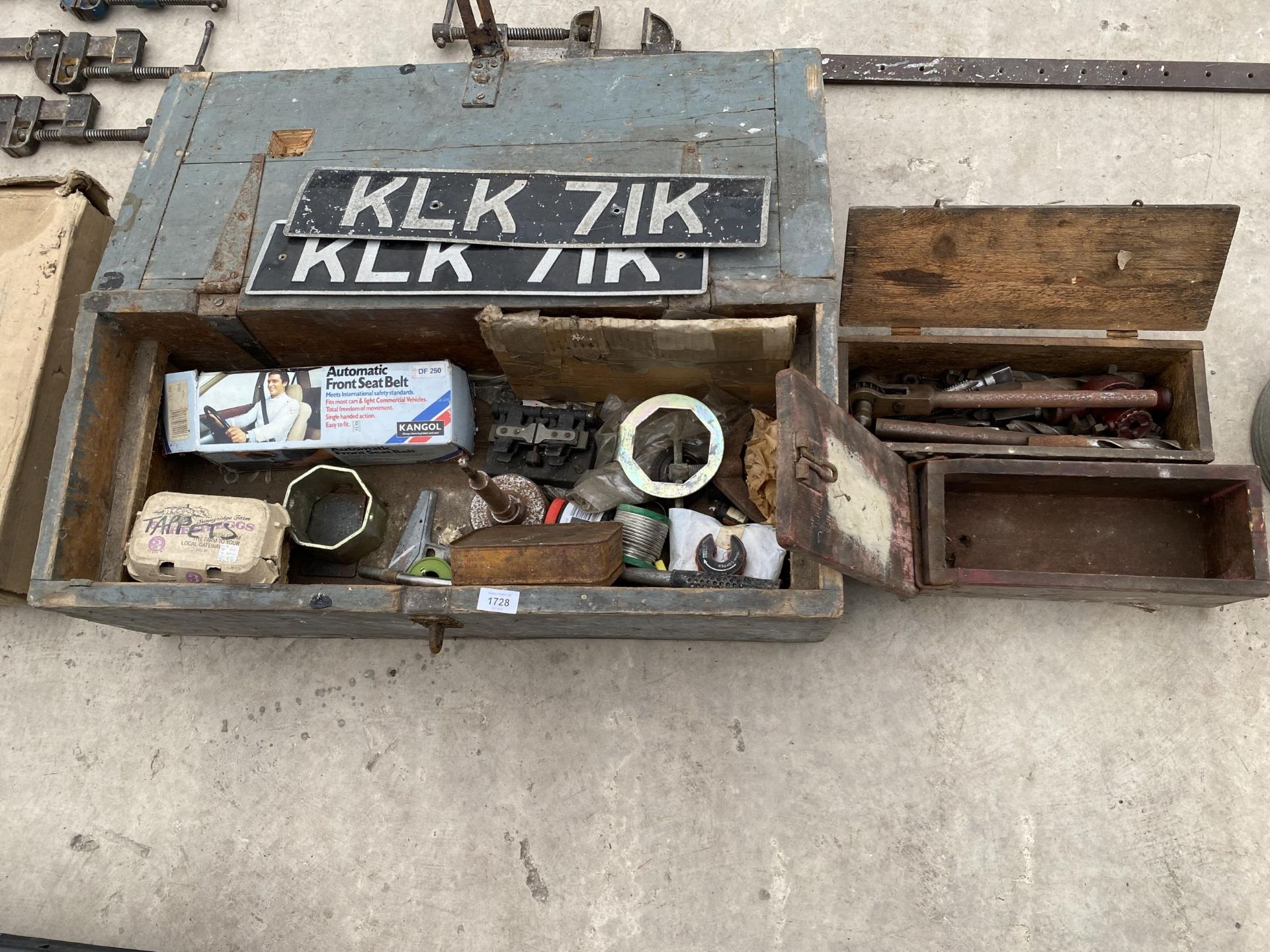 AN ASSORTMENT OF ITEMS TO INCLUDE A WOODEN JOINERS CHEST, NUMBER PLATES AND TOOLS ETC