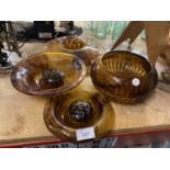 FOUR AMBER COLOURED CLOUD GLASSWARE BOWLS PLUS THREE FROGS