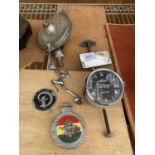 AN ASSORTMENT OF VINTAGE AUTOMOBILE ITEMS TO INCLUDE THREE CAR BADGES, A HEAD LAMP AND A JAEGER DASH