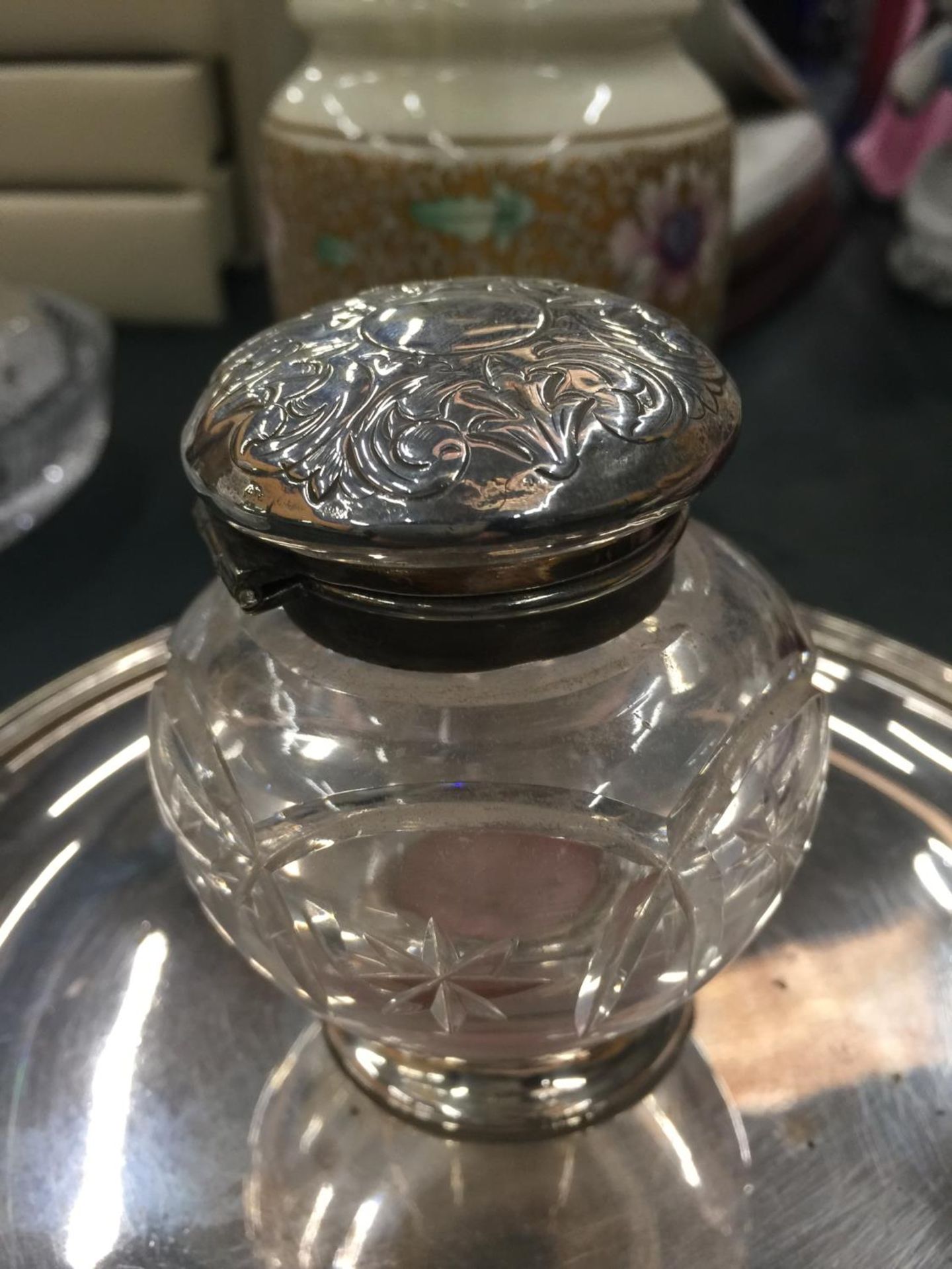 A CUT GLASS AND SILVER PLATED INKWELL FIXED TO A TRAY ON THREE DECOTTIVE FEET - Image 2 of 5