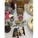 A MIXED LOT TO INCLUDE TRINKET BOXES, COSTUME JEWELLERY, ROYAL MINT COINS, FLATWARE
