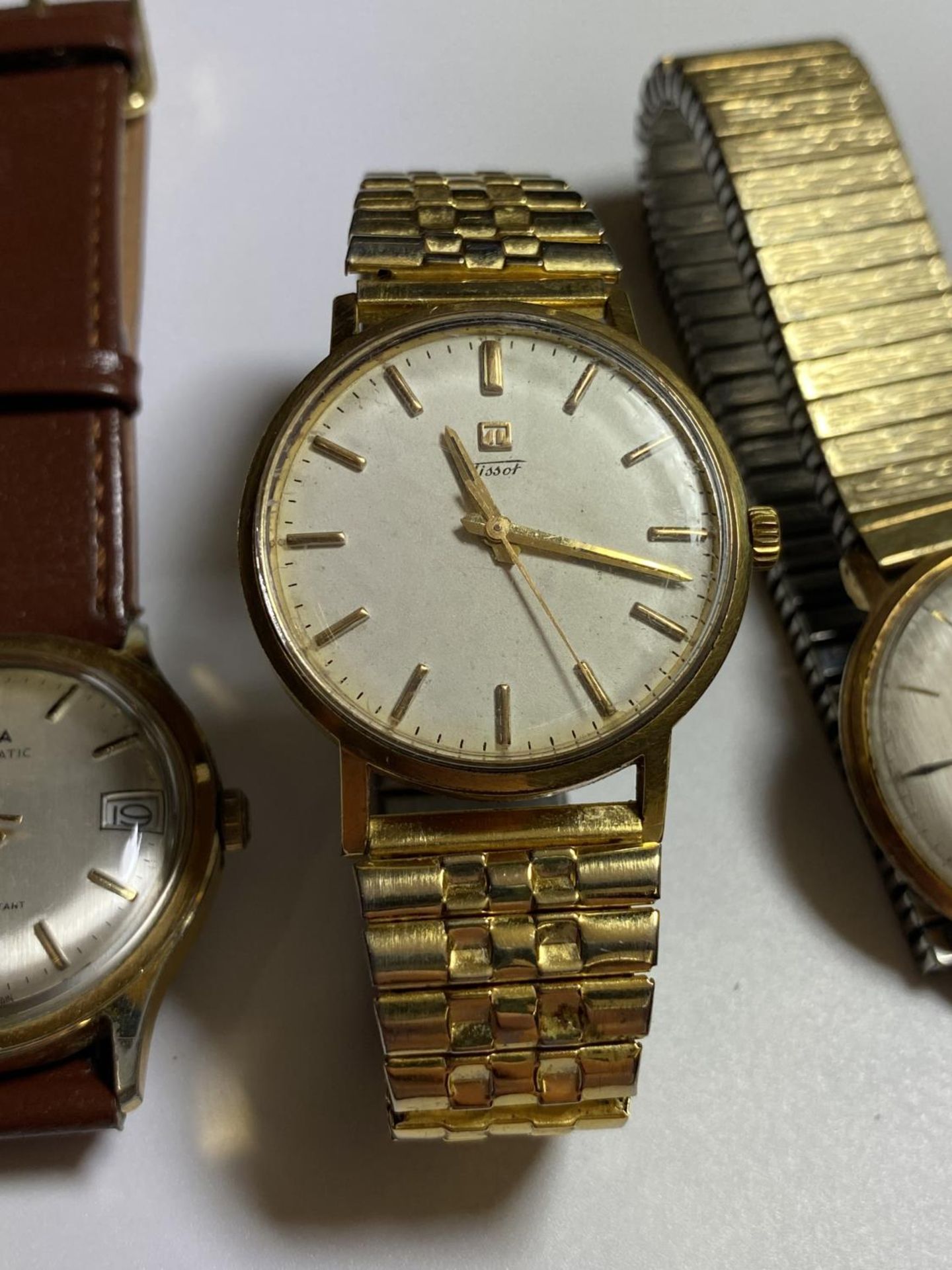 A GROUP OF THREE VINTAGE 19600/1970'S GENTS WATCHES - 'SMITHS' ASTRAL, 'TISSOT' & 'SAGA' AUTOMATIC - Image 3 of 4