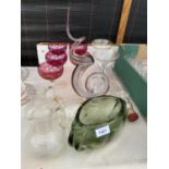 AN ASSORTMENT OF GLASS WARE TO INCLUDE A GREEN BOWL, JUGS AND WINE GLASSES ETC