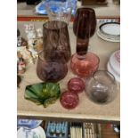 A COLLECTION OF GLASSWARE TO INCLUDE CRANBERRY SALT POTS, CRYSTAL TULIP VASE, BUD VASE, FOOTED