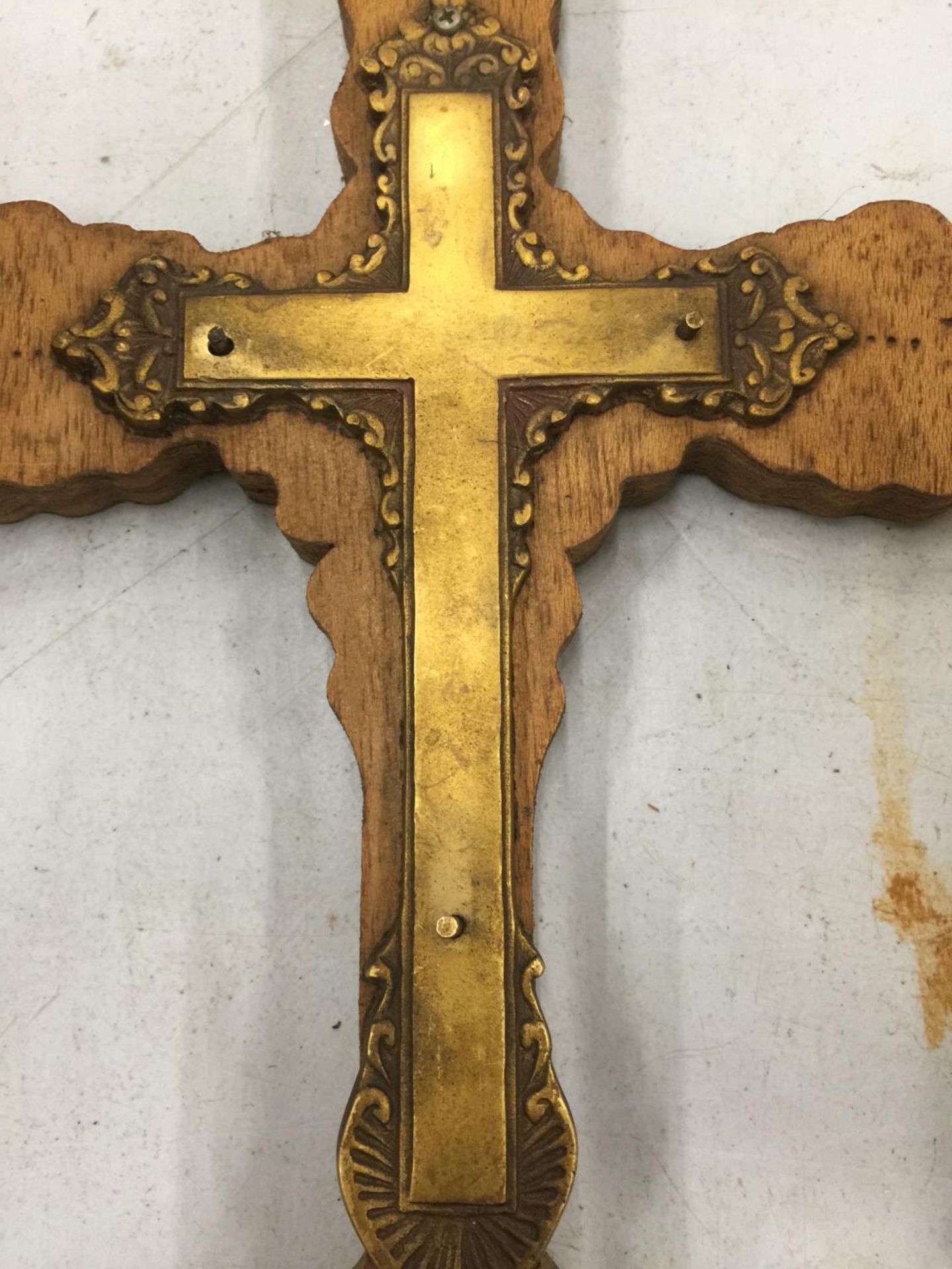 A WOOD AND BRASS CRUCIFIX - Image 3 of 3