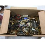 A LARGE QUANTITY OF COSTUME JEWELLERY BROOCHES