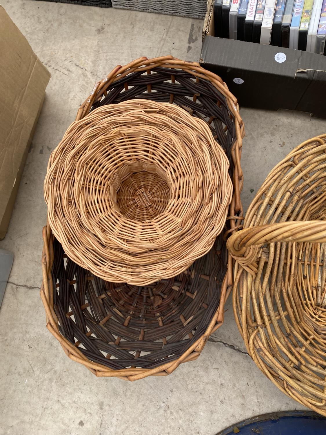 SIX VARIOUS WICKER BASKETS TO INCLUDE A GRADUATED SET OF PLANT POT HOLDERS ETC - Image 3 of 3
