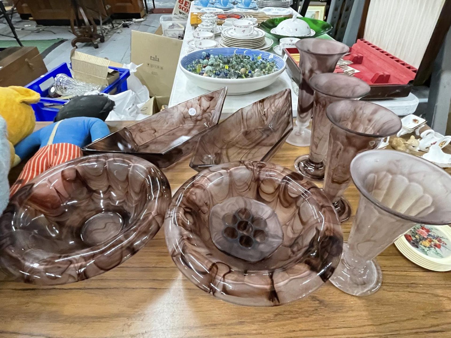 NINE PIECES OF PURPLE CLOUD GLASS TO INCLUDE VASES, BOWLS AND A FROG