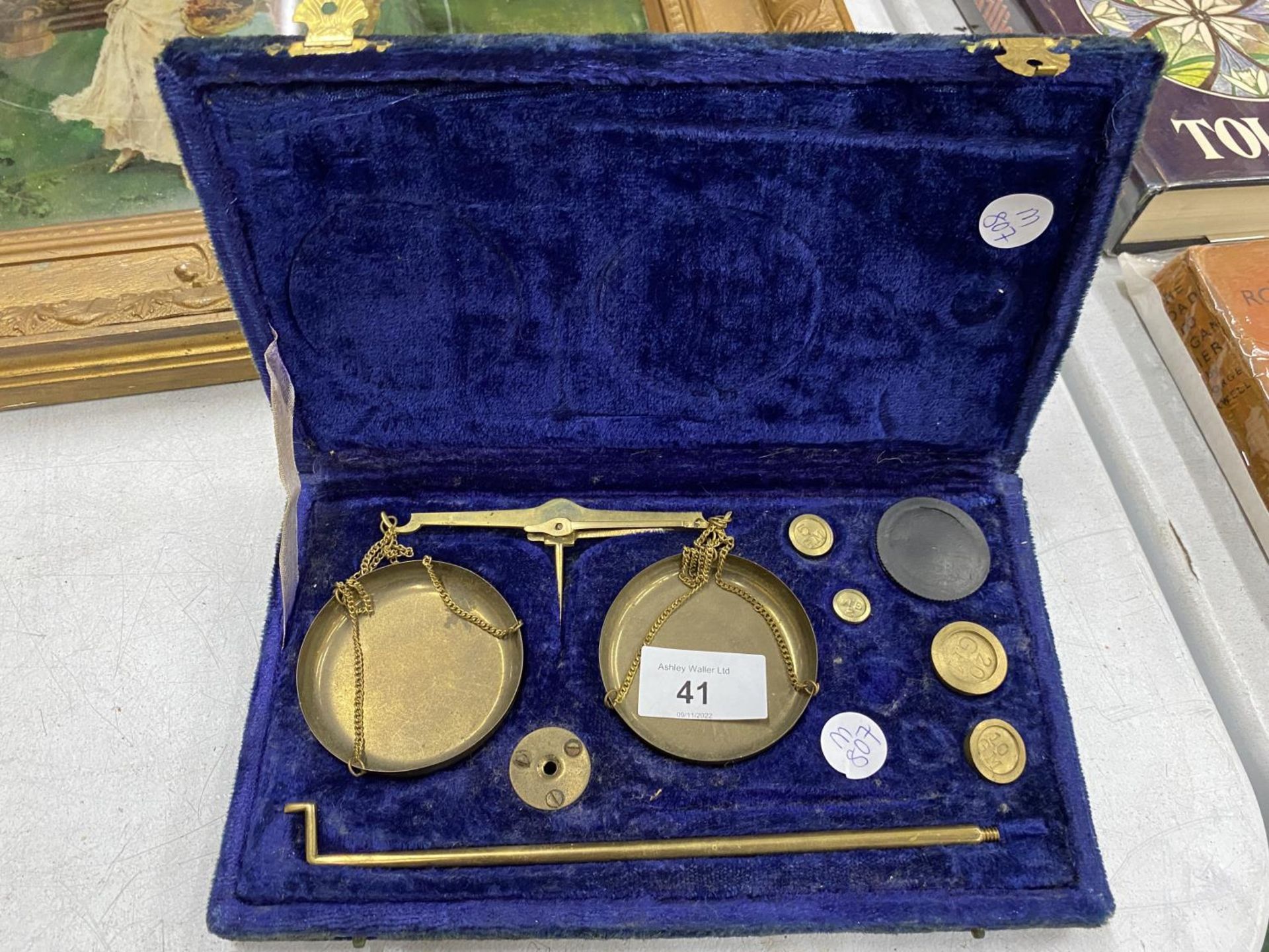 A VINTAGE SET OF BRASS GOLD SCALES IN BLUE CASE