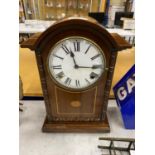 AN EARLY 20TH CENTURY INLAID MAHOGANY U.S.A CHIMING MANTLE CLOCK, 36CM HEIGHT