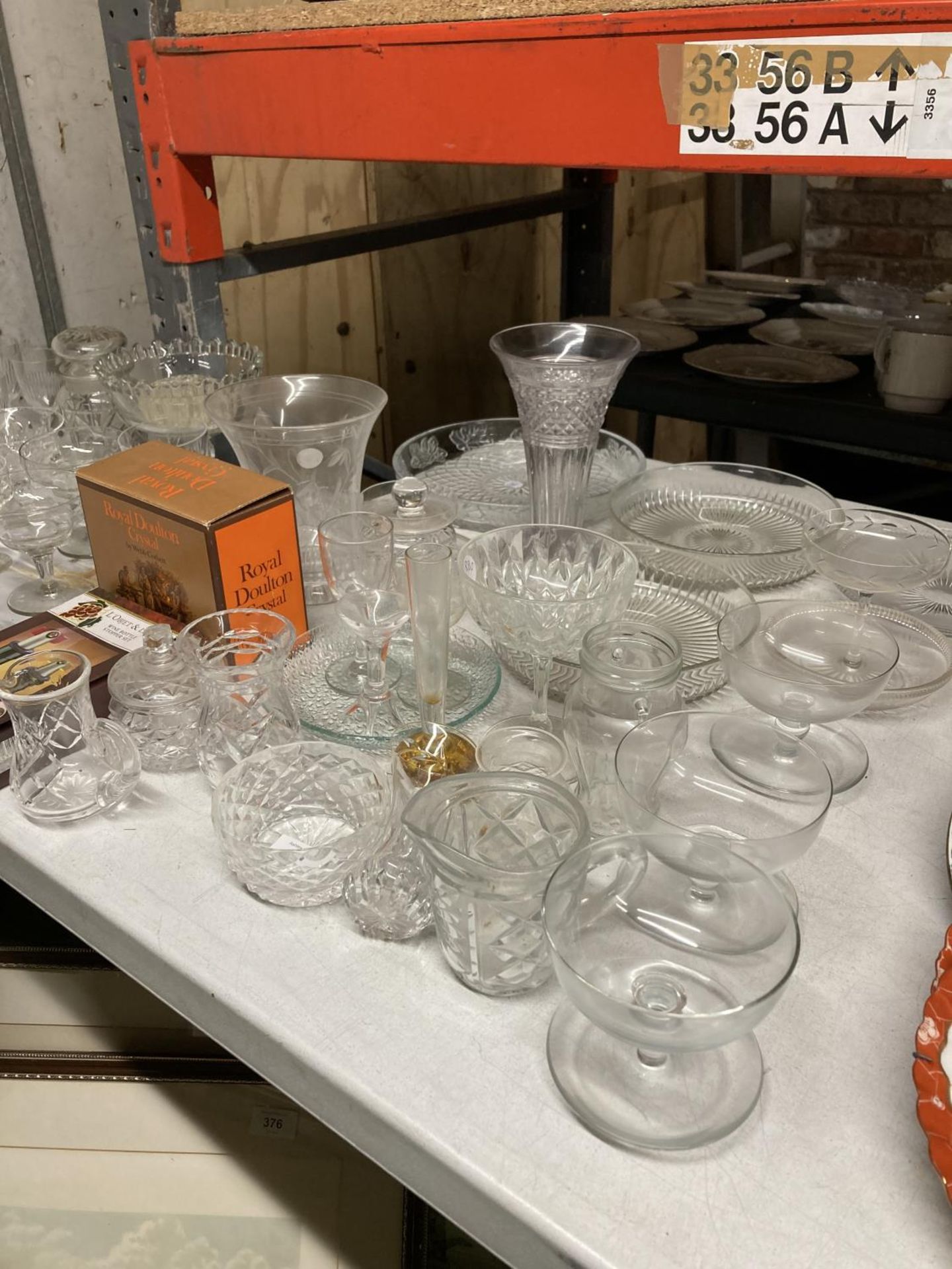 A QUANTITY OF VINTAGE GLASSWARE TO INCLUDE BOWLS, VASES, DESSERT DISHES, LIDDED POTS, GLASSES, ETC - Image 4 of 4